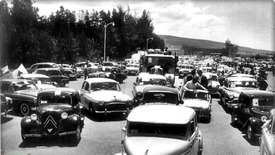 بيروت طريق المطار  إحدى المناسبات السياسية الشعبية سنة 1958 